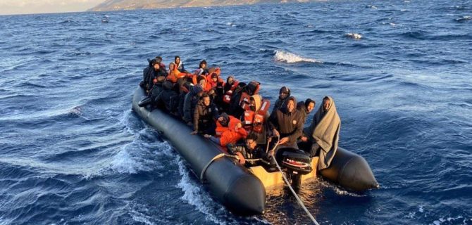 Yunan unsurlarınca ölüme terk edilen 46 kaçak göçmen kurtarıldı