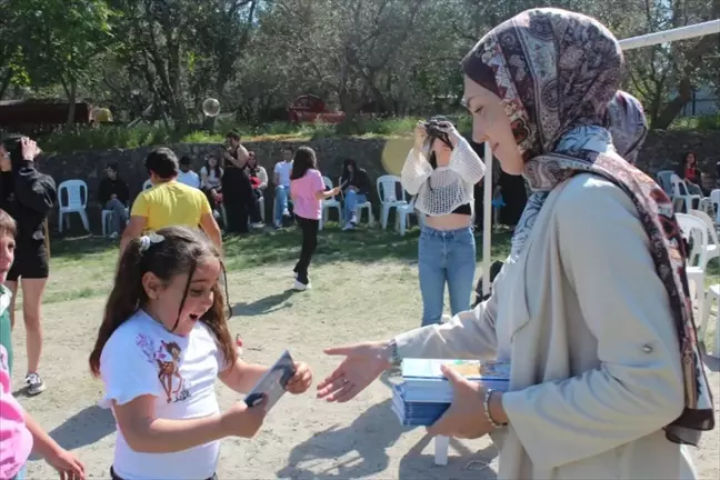 ÇOMÜ Öğrencilerinden Çınarlı İlkokulu’nda Çocuk Şenliği